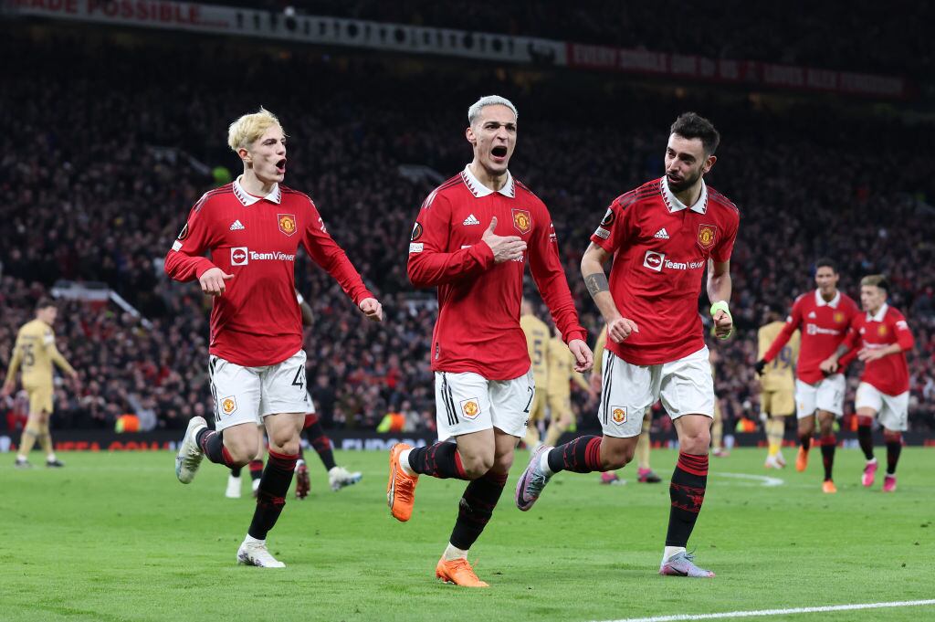 Bruno Fernandes, Alejandro Garnacho y Antony celebran un gol para el Manchester United ante el Barcelona / (Photo by Alex Livesey - UEFA/UEFA via Getty Images)