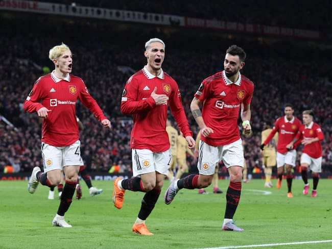 Bruno Fernandes, Alejandro Garnacho y Antony celebran un gol para el Manchester United ante el Barcelona / (Photo by Alex Livesey - UEFA/UEFA via Getty Images)