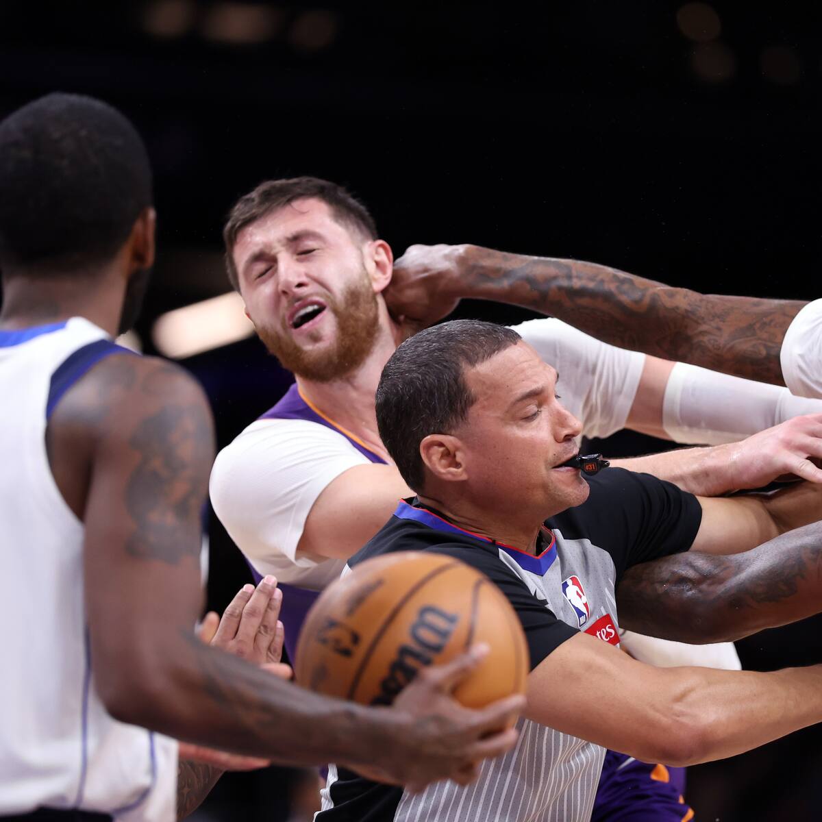 Jugadores de los Suns y los Mavericks se fueron a los golpes en pleno partido de la NBA: véalo acá