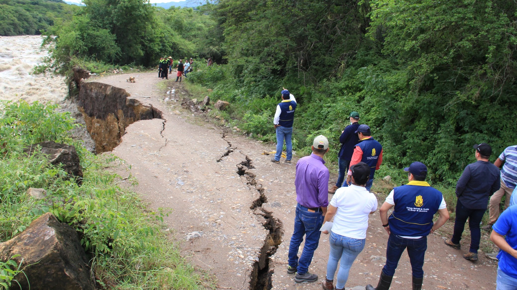 Pérdida de la banca por creciente del Río Suárez en Cabrera, Santander.