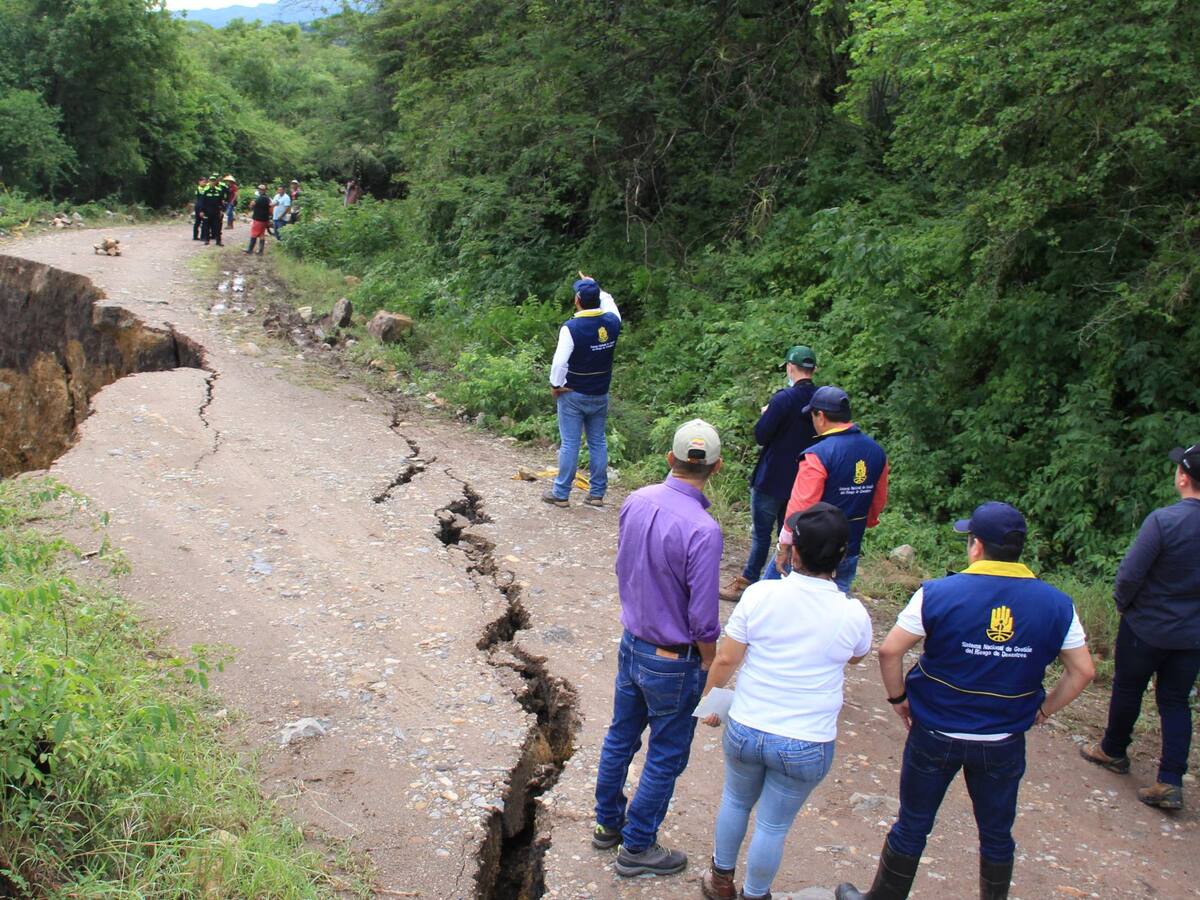 VIDEO: Tremendo susto vivieron funcionarios en inspección por daños en vía de Santander