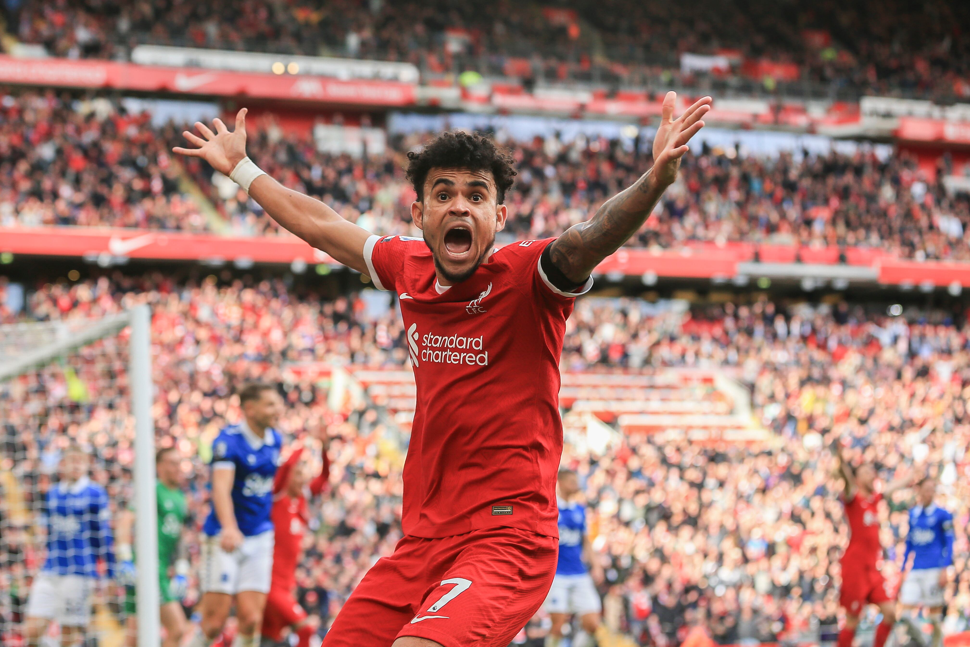 Luis Díaz reclama la mano de Michael Keane que terminó en el penalti del primer gol de Salah. (Photo by Daniel Chesterton/Offside/Offside via Getty Images)