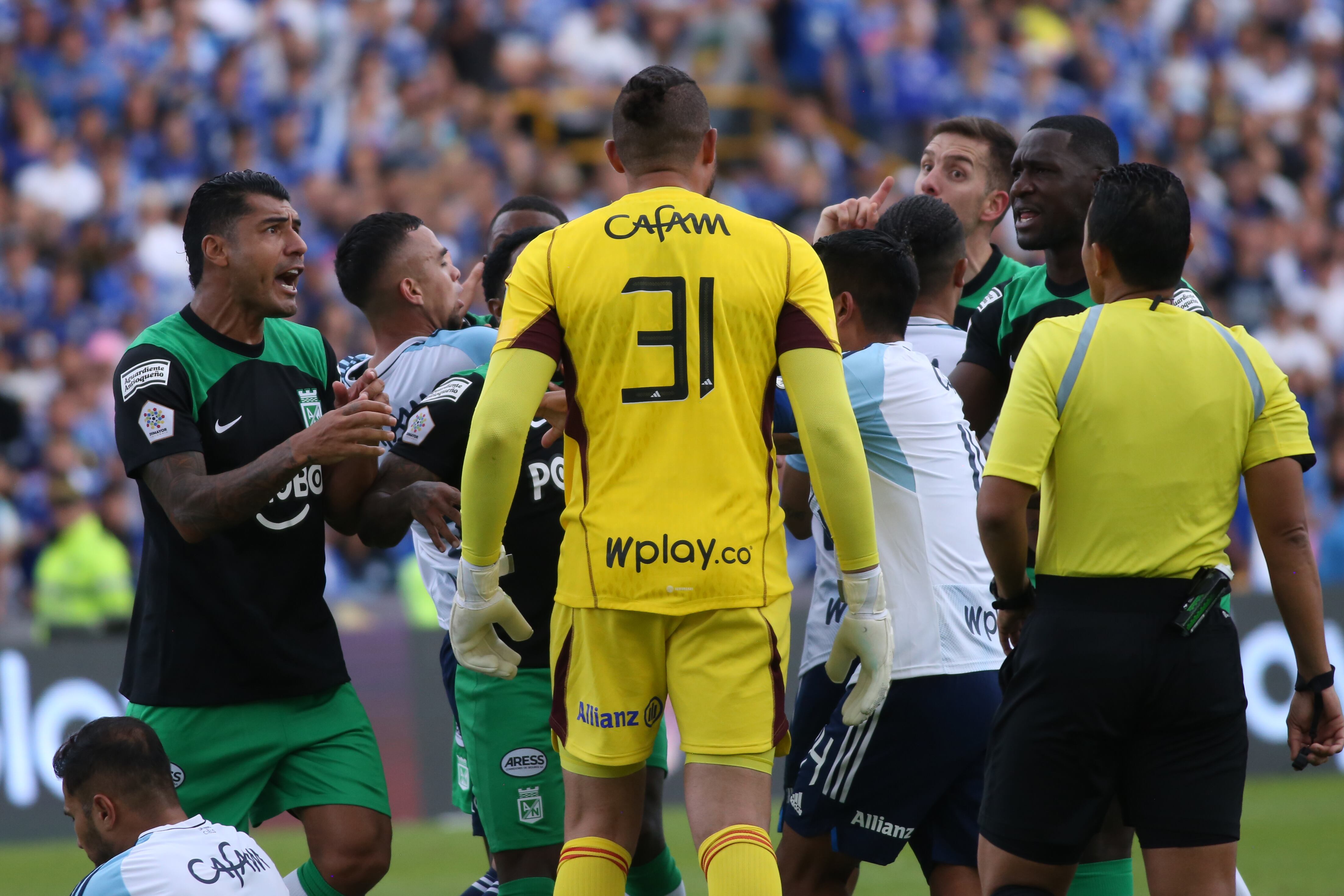 Millonarios F.C y Atlético Nacional estadio Nemesio Camacho, El Campin estadio en Bogotá. (Foto por Daniel Garzón Herazo/NurPhoto via Getty Images)