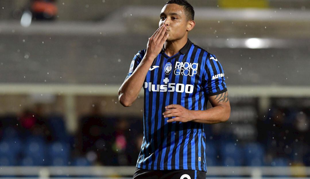 Muriel festeja su gol número 22 en la Serie A de Italia.