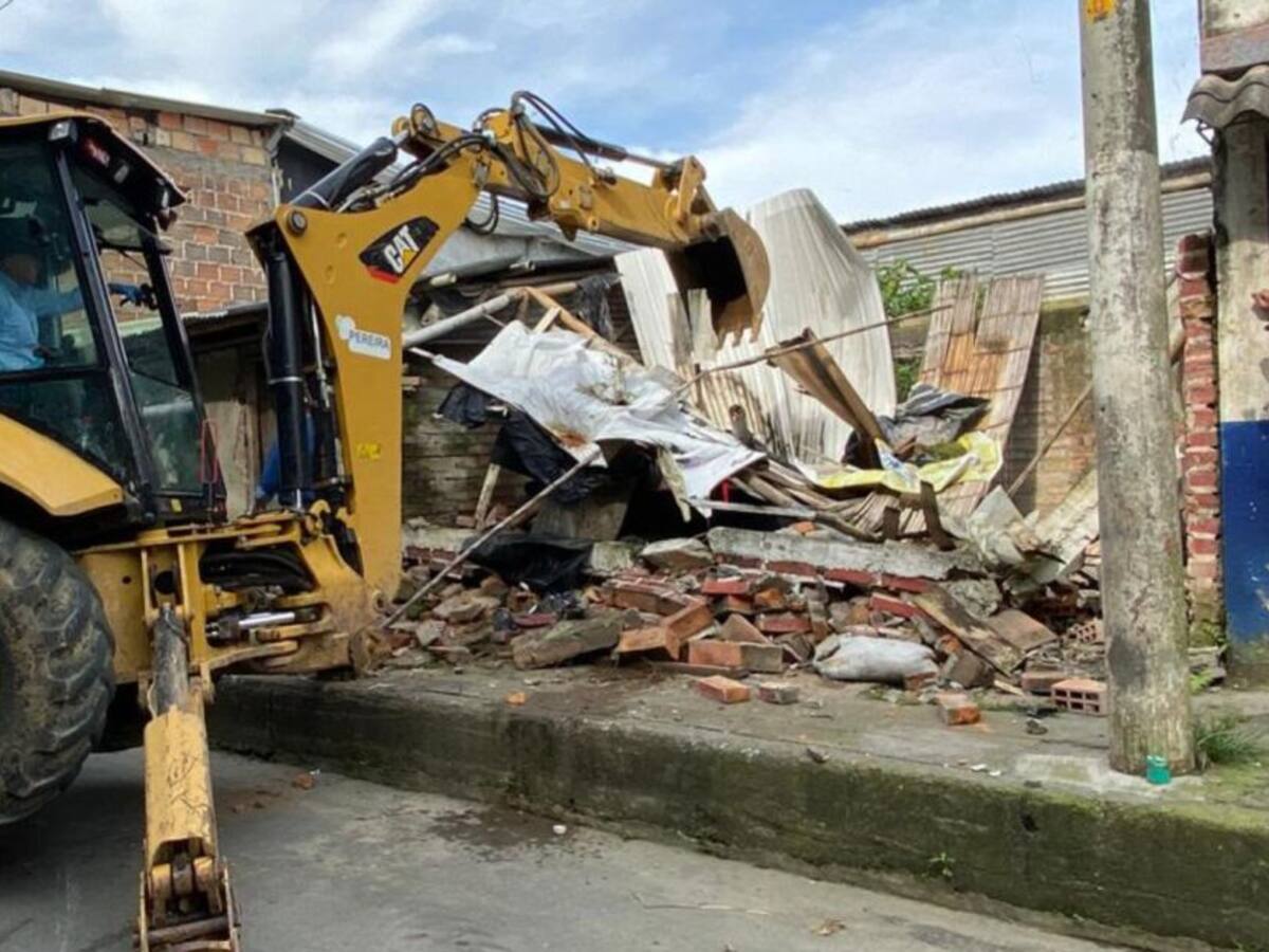 Autoridades en Pereira demolieron un bien inmueble en el barrio Matecaña