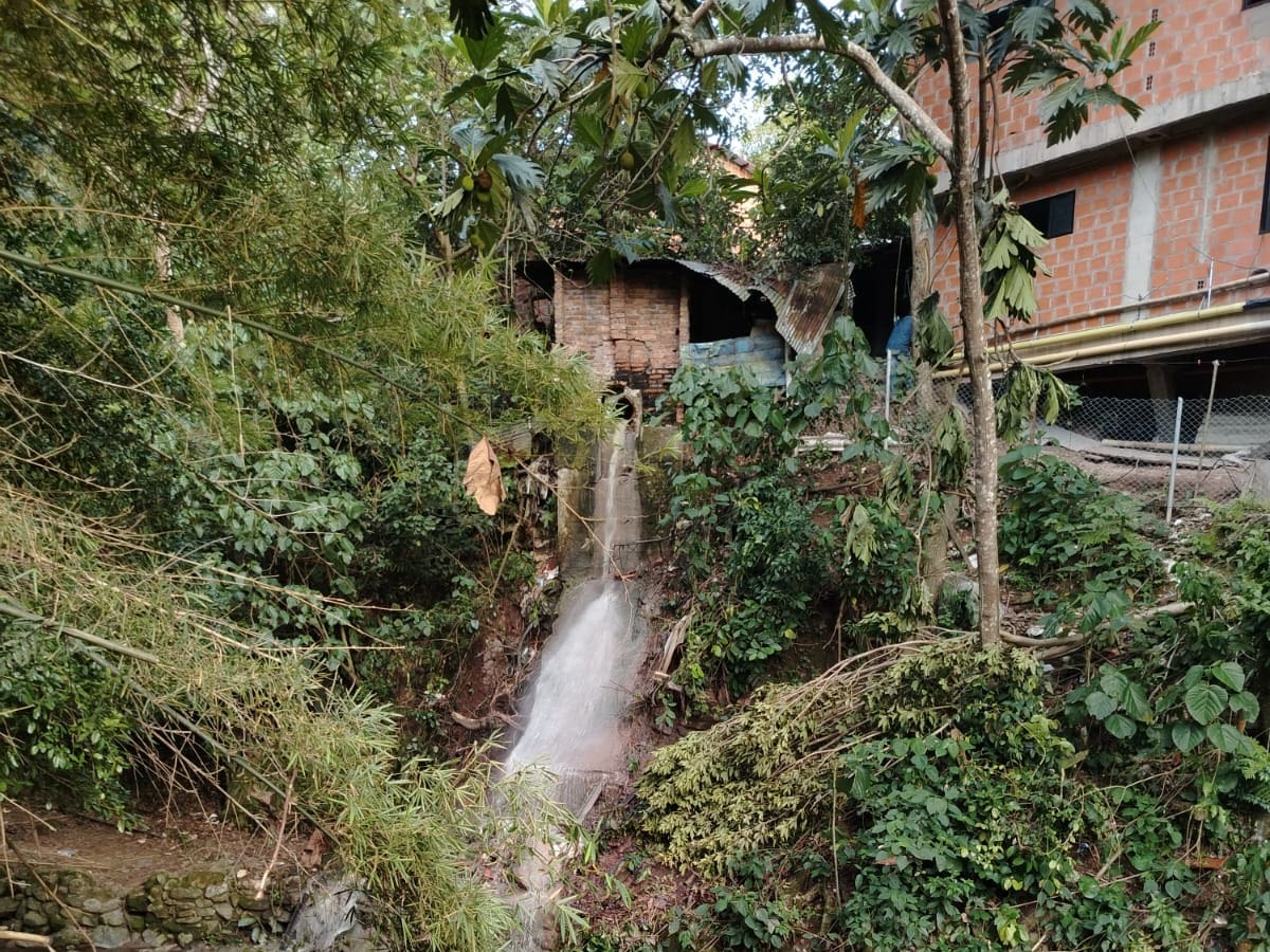Colapso de tubería generó vertimiento de aguas residuales sobre quebrada de Floridablanca, Santander