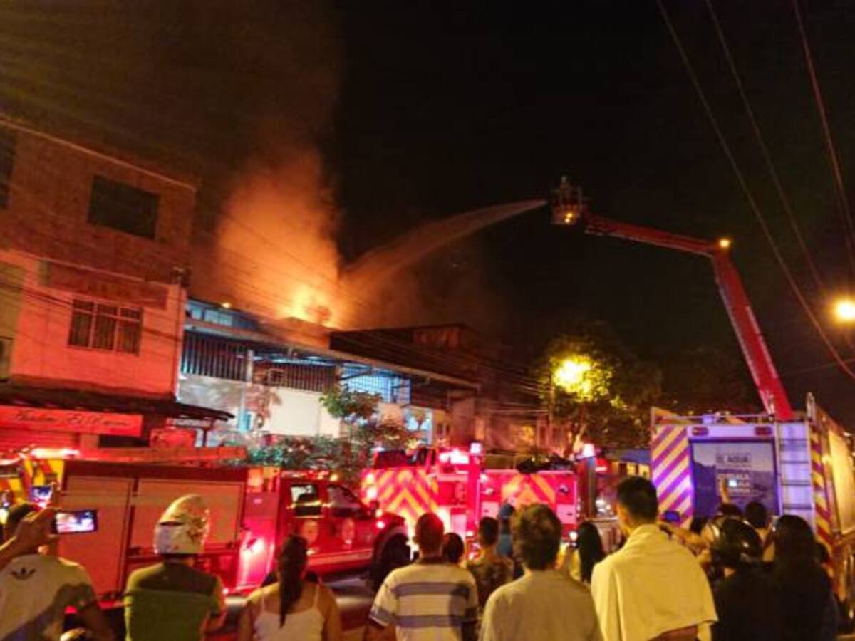 Bomberos intentan contener incendio en la la plaza satélite del sur