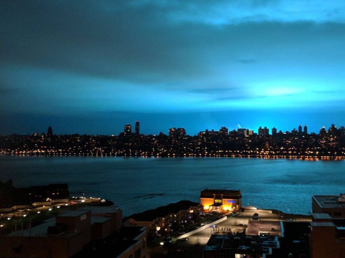 ¿Fue una invasión extraterrestre? El cielo de Nueva York se iluminó de azul