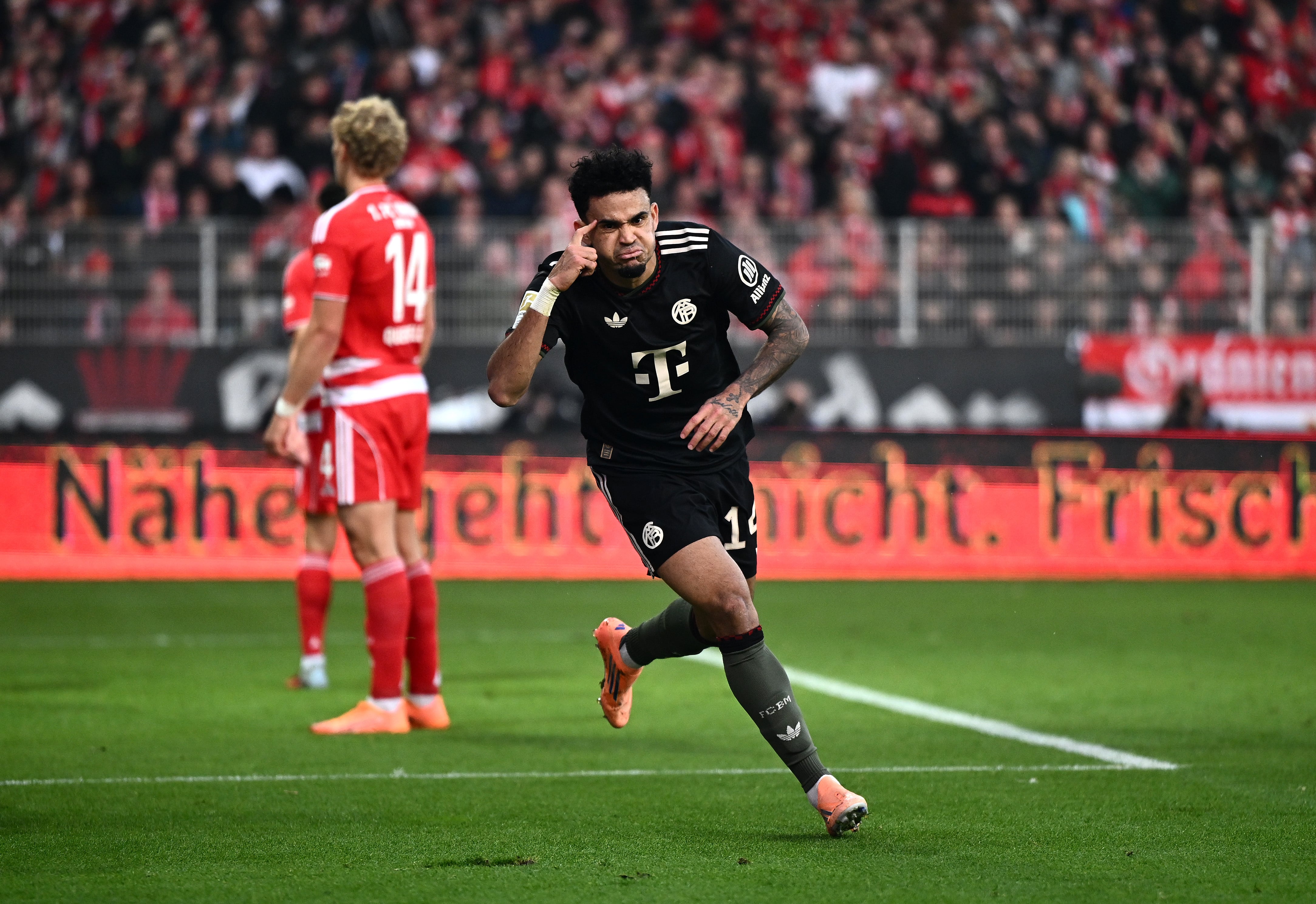 Luis Díaz celebra su gol ante el Union Berlin por la décima fecha de la Bundesliga. FOTO: A. Scheuber/Getty Images