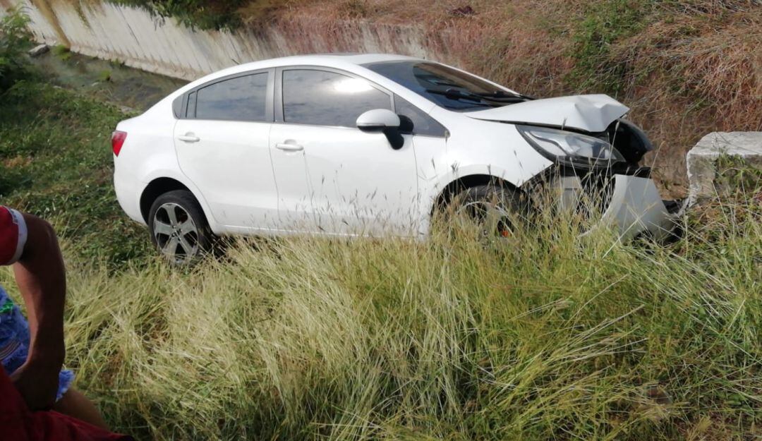 Al parecer, la mujer perdió el control del automotor y chocó con un muro de un canal pluvial del sector