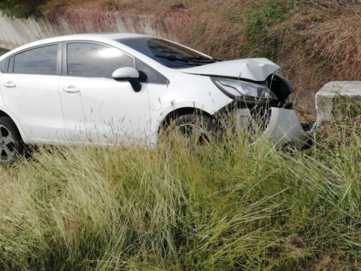 Herida conductora de un carro que se accidentó cerca al peaje de Ceballos