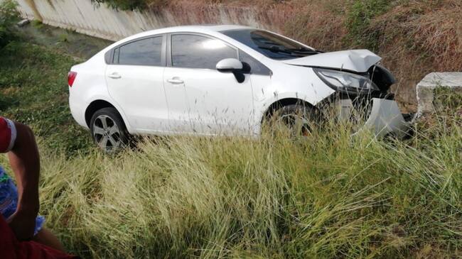Al parecer, la mujer perdió el control del automotor y chocó con un muro de un canal pluvial del sector
