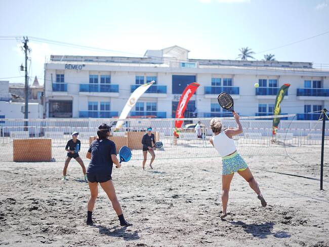 Nuevos deportes se toman las playas de Marbella: lucha y tenis