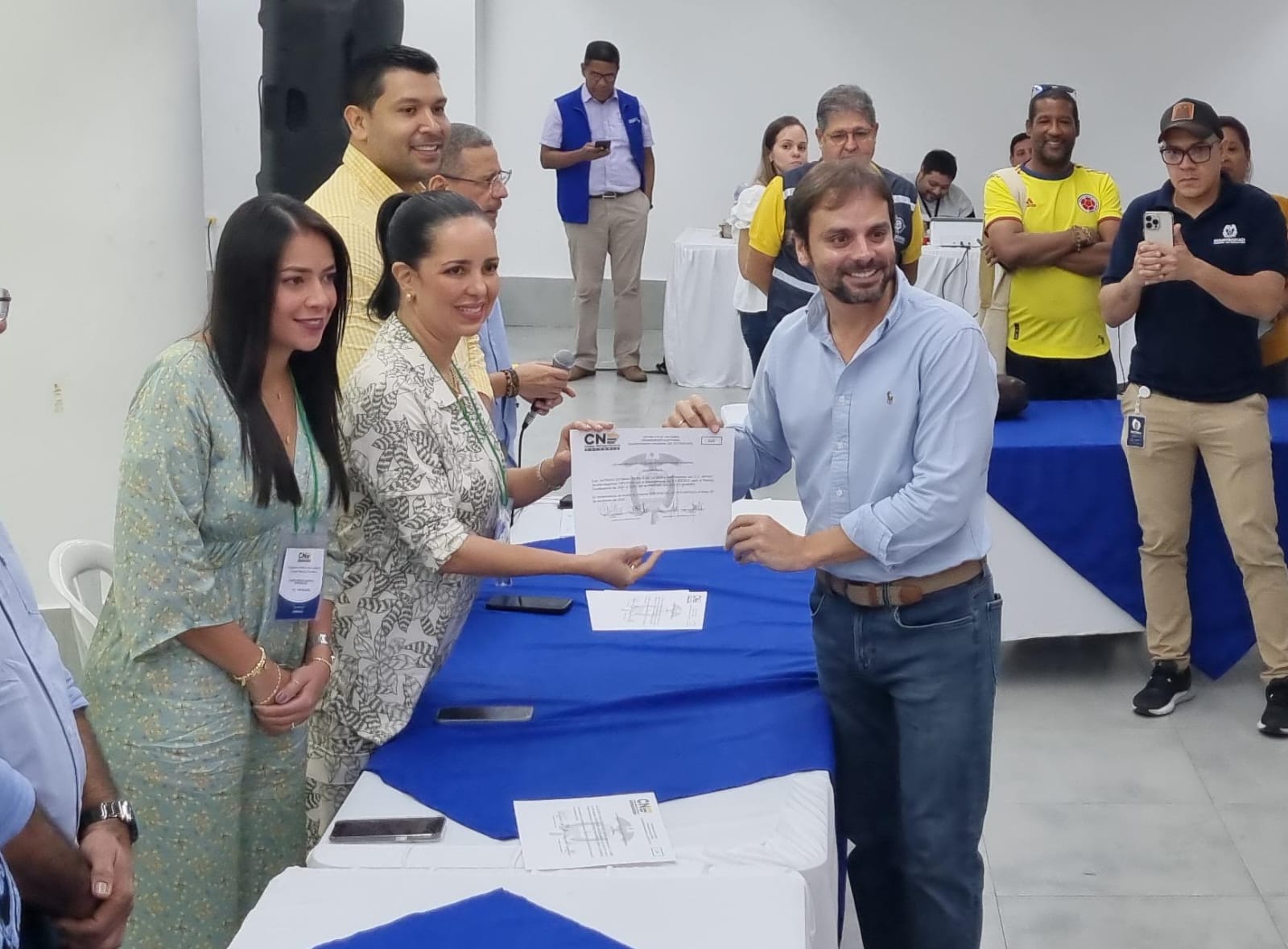 Alfredo Varela recibiendo la credencial que lo avala como diputado del Atlántico.