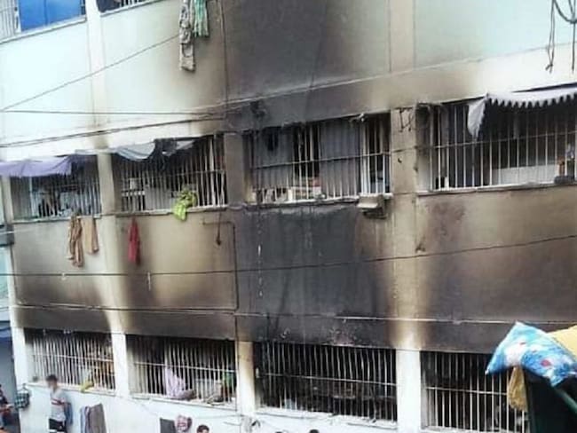 Un guardián herido dejó un incendio en el patio 11 de la Cárcel Bellavista