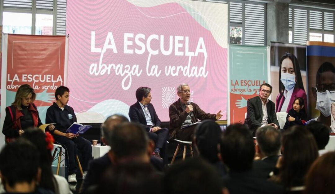  'La escuela abraza la verdad' es la jornada pedagógica de la Comisión de la Verdad para dar a conocer su informe en colegios del país