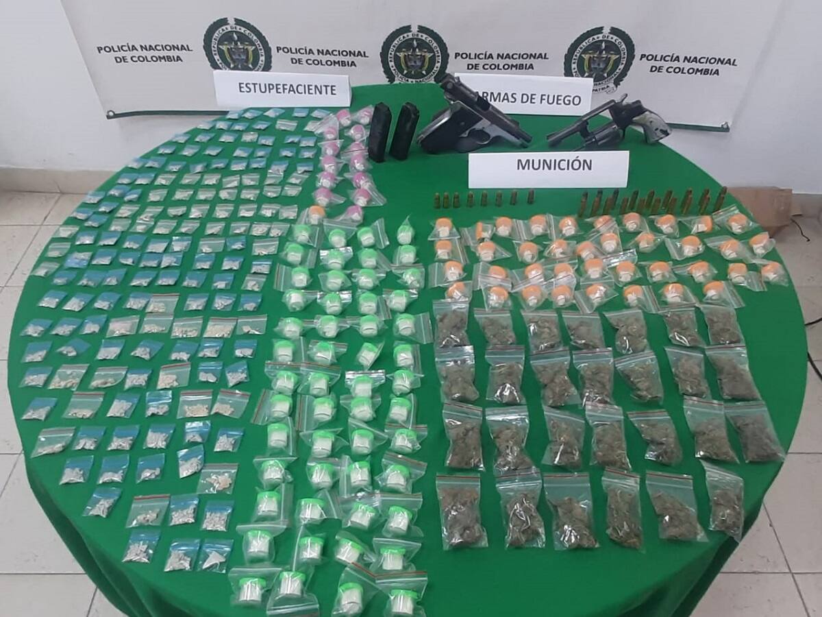 En Caldas investigan el hallazgo de maletines con armas de fuego y diferentes drogas