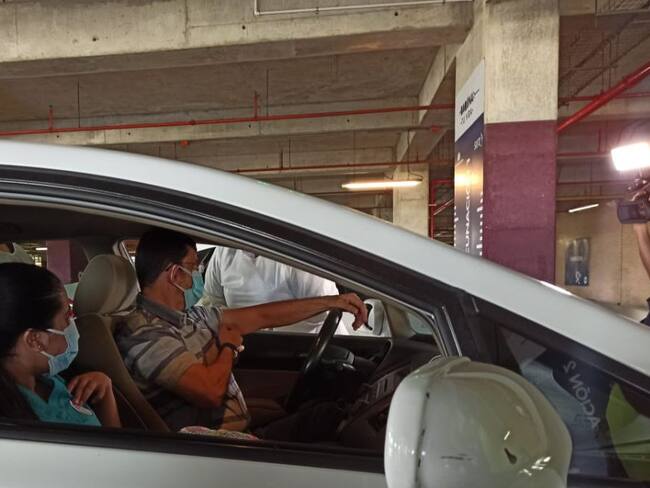 Plan piloto de vacunación contra el COVID-19 en los vehículos comenzó en Barranquilla.