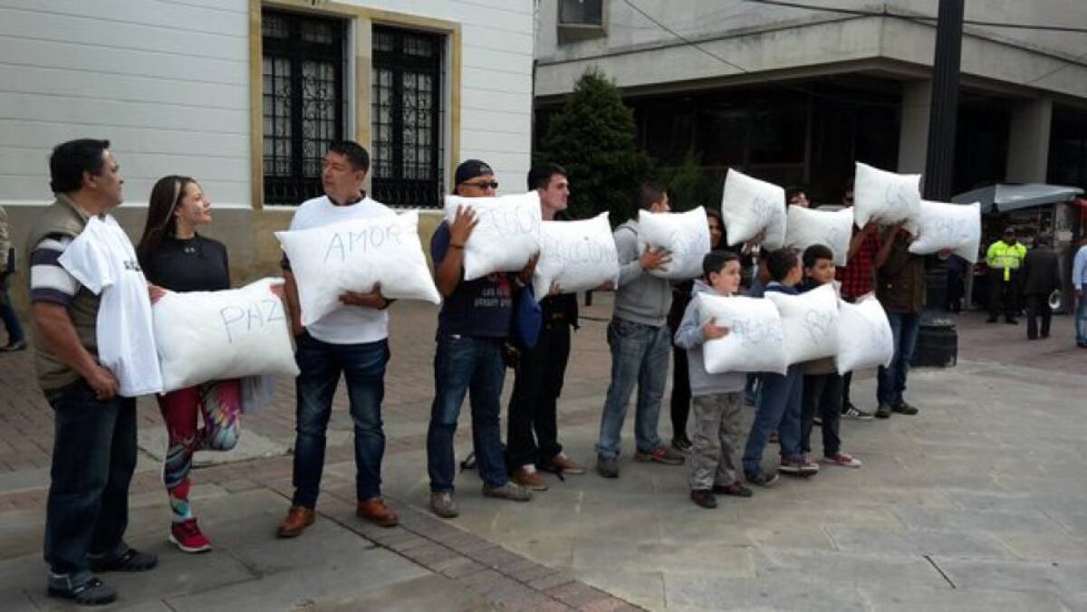 Decenas de bogotanos se concentran desde las 4 de la tarde en la Plazoleta Rosario.