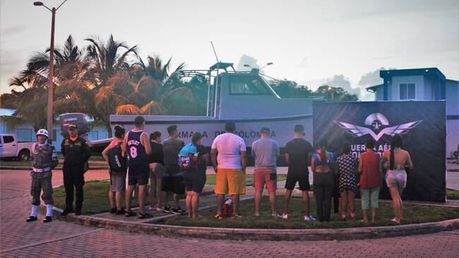 Rescatados en San Andrés y Providencia tras desplazarse en una embarcación ilegalmente hasta Centroamérica./ Foto: Armada