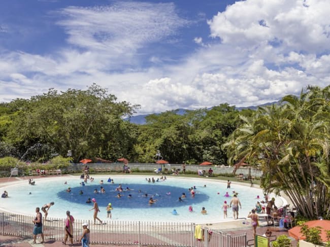 En San Jerónimo, si lo que quiere es diversión extrema y le gusta el agua, lo mejor es el parque acuático Los Tamarindos con capacidad para albergar 4000 personas. Este complejo ofrece diversas atracciones acuáticas con la que sus hijos se divertirán al límite con toda seguridad; el río lento, solárium, piscinas para adultos y niños y tres toboganes vertiginosos completan la experiencia acuática ideal para pasar un día en el sol radiante y clima cálido de la región. Además este parque ofrece otras atracciones como carros chocones y atracciones mecánicas. Prepárese para pasar un día de completa diversión, o si lo prefiere, puede alojarse en las cabañas con capacidad para 12 personas.