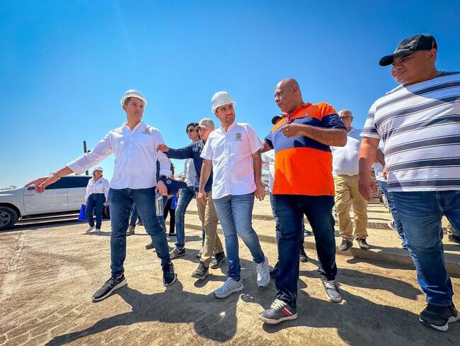 Gobernador de Bolívar Yamil Arana revisa avance de obras en el sur del departamento