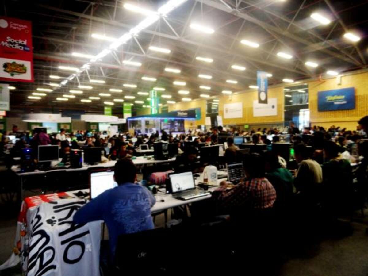 Los campuseros con sus equipos se divierten, intercambian información y comparten recursos en este espacio.