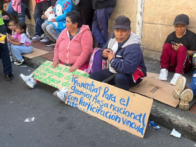 Protestas recicladores frente a MinVivienda en Bogotá. Foto: Caracol Radio