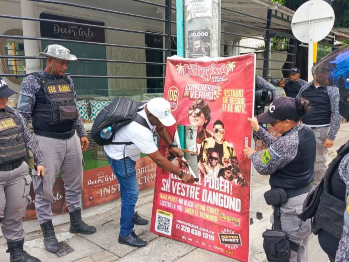 EPA Cartagena y Guardia Ambiental desmontan avisos publicitarios en Manga