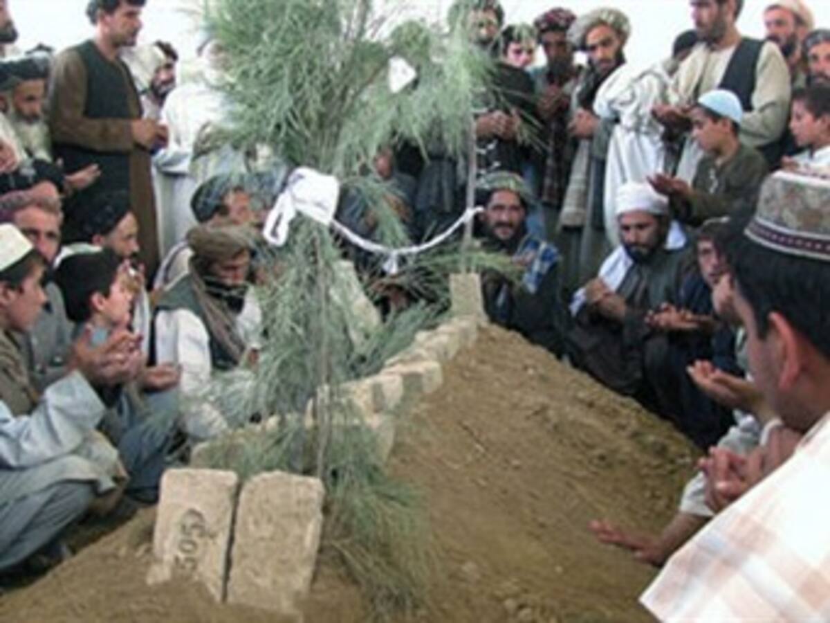 Al menos cinco muertos en atentado a ceremonia por el hermano de Karzai en Afganistán