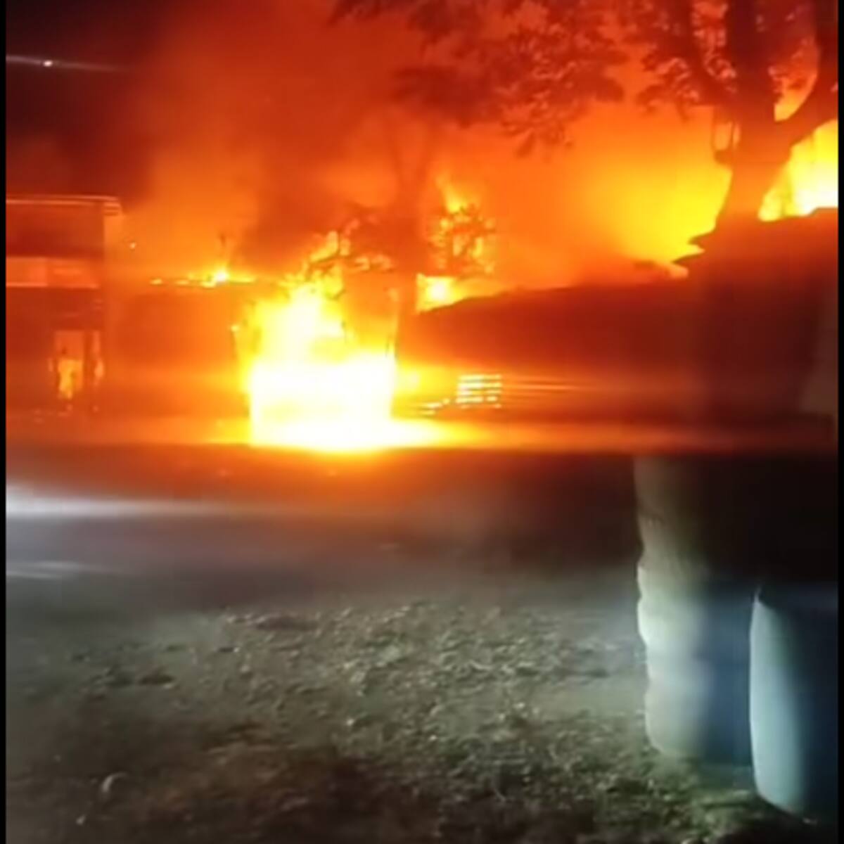 12 vehículos y seis locales comerciales quemados es el balance del incendio registrado en Barbosa