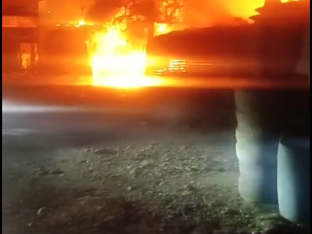 12 vehículos y seis locales comerciales quemados es el balance del incendio registrado en Barbosa