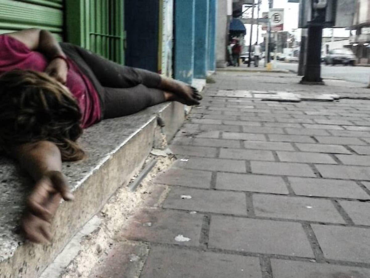 Denuncian a habitante de calle herido que permanece sin atención frente a la Secretaría de Salud