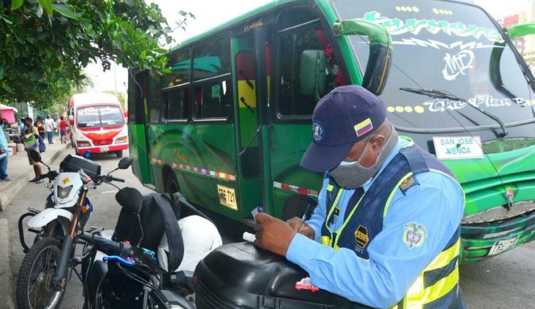 Los automotores de servicio público que manejaban estas dos personas fueron inmovilizados por parte del DATT
