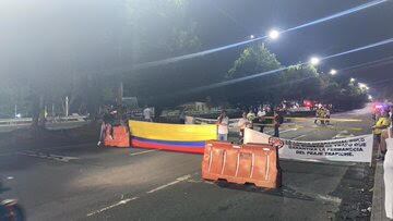La comunidad exige diálogos con el Gobierno Nacional para suspender el bloqueo vial. Foto: Redsoval.
