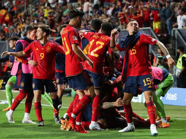 La Selección de España celebra la clasificación a la final de la Liga de Naciones (Photo by James Gill - Danehouse/Getty Images)