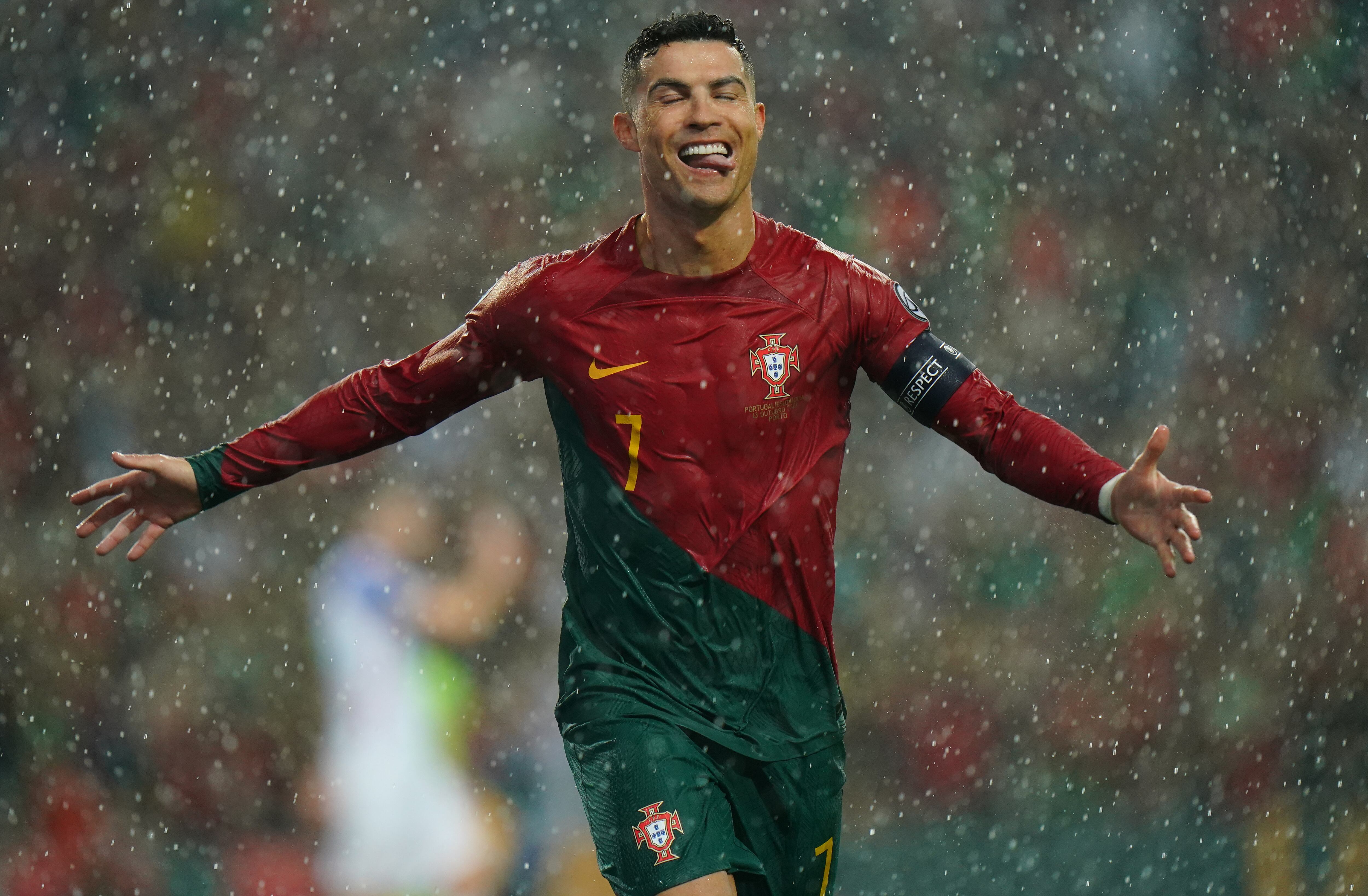 Cristiano Ronaldo celebrando su gol ante Eslovaquia  (Photo by Gualter Fatia/Getty Images)