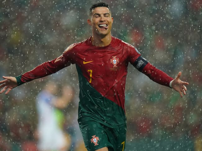 Cristiano Ronaldo celebrando su gol ante Eslovaquia  (Photo by Gualter Fatia/Getty Images)
