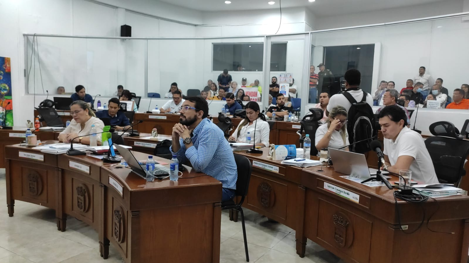 La sorpresa que era incertidumbre de la votación, la dio el cabildante Camilo Perdomo, con una radical postura.