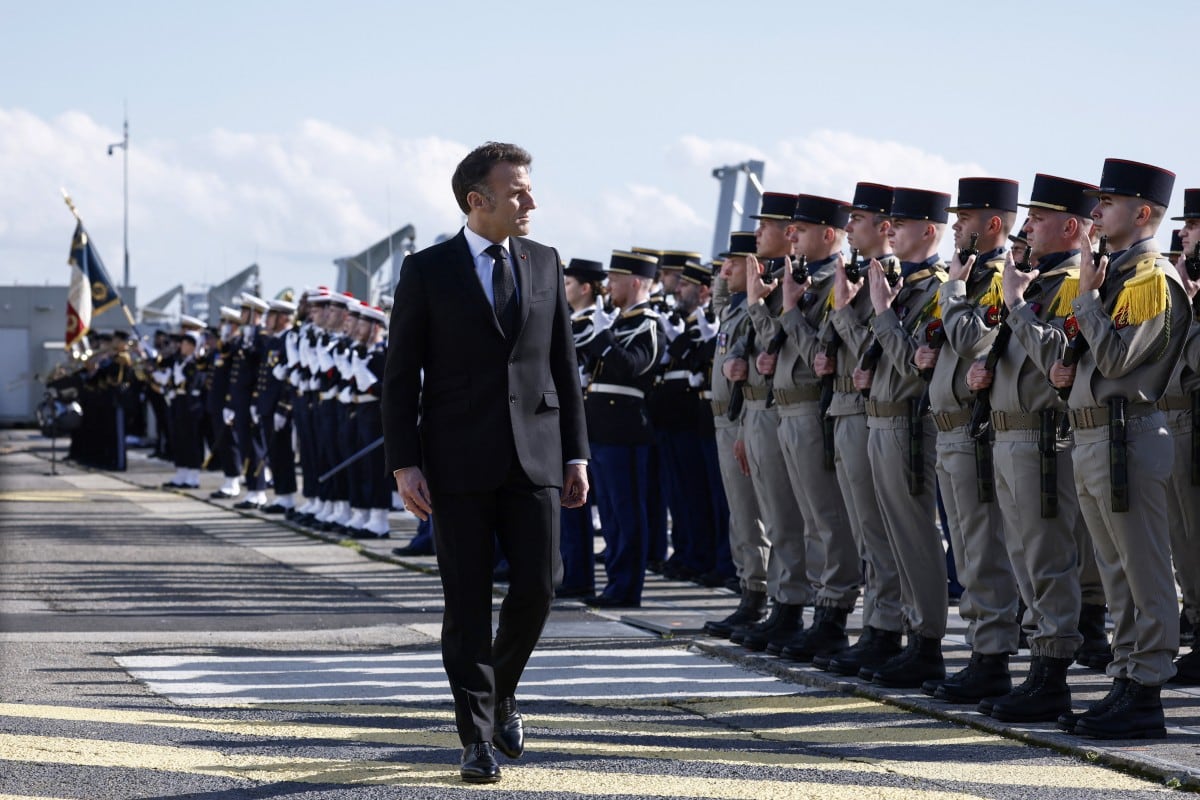 El presidente francés Emmanuel Macron durante una visita a la base del submarino nuclear. Foto: Yoan VALAT / POOL / AFP