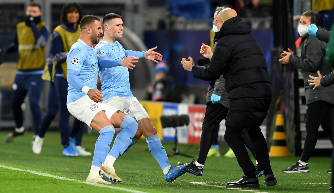 Phil Foden y Kyle Walker celebran con Pep Guardiola el gol que selló la clasificación del Manchester City a semifinales. 