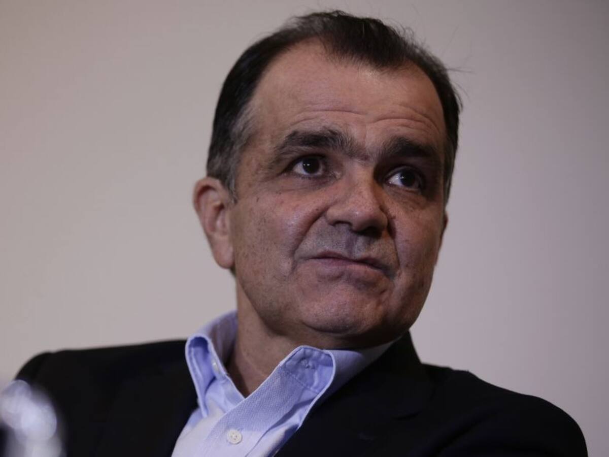 Vuelve y juega: Óscar Iván Zuluaga candidato, pero ahora el momento del uribismo no es bueno