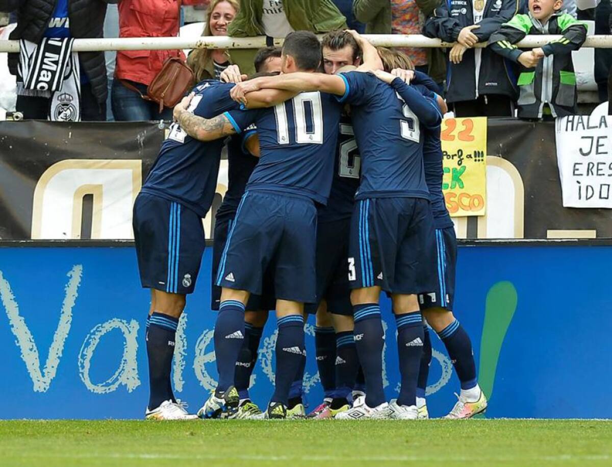 El centrocampista del Real Madrid Gareth Bale (c) celebra el gol con sus compañeros, tercero para su equipo, durante el partido correspondiente a la trigésimo quinta jornada de la Liga.