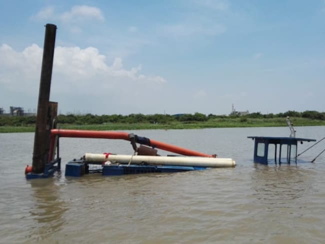 Draga Puerta de Oro que se hundió en el río Magdalena provocando emergencia ambiental.