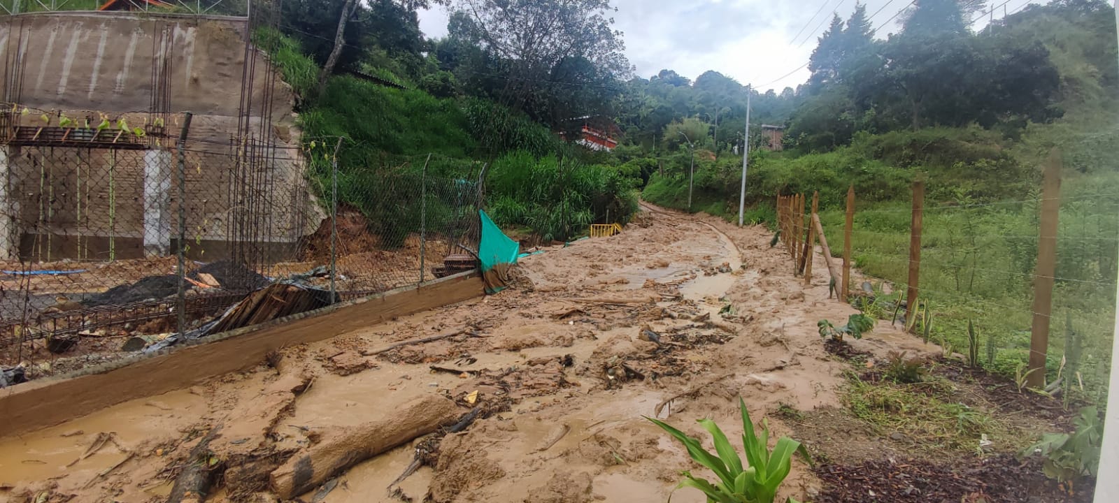Deslizamiento en el sector El Himalaya, vereda Pueblo Viejo, en La Estrella, Antioquia. Foto: cortesía