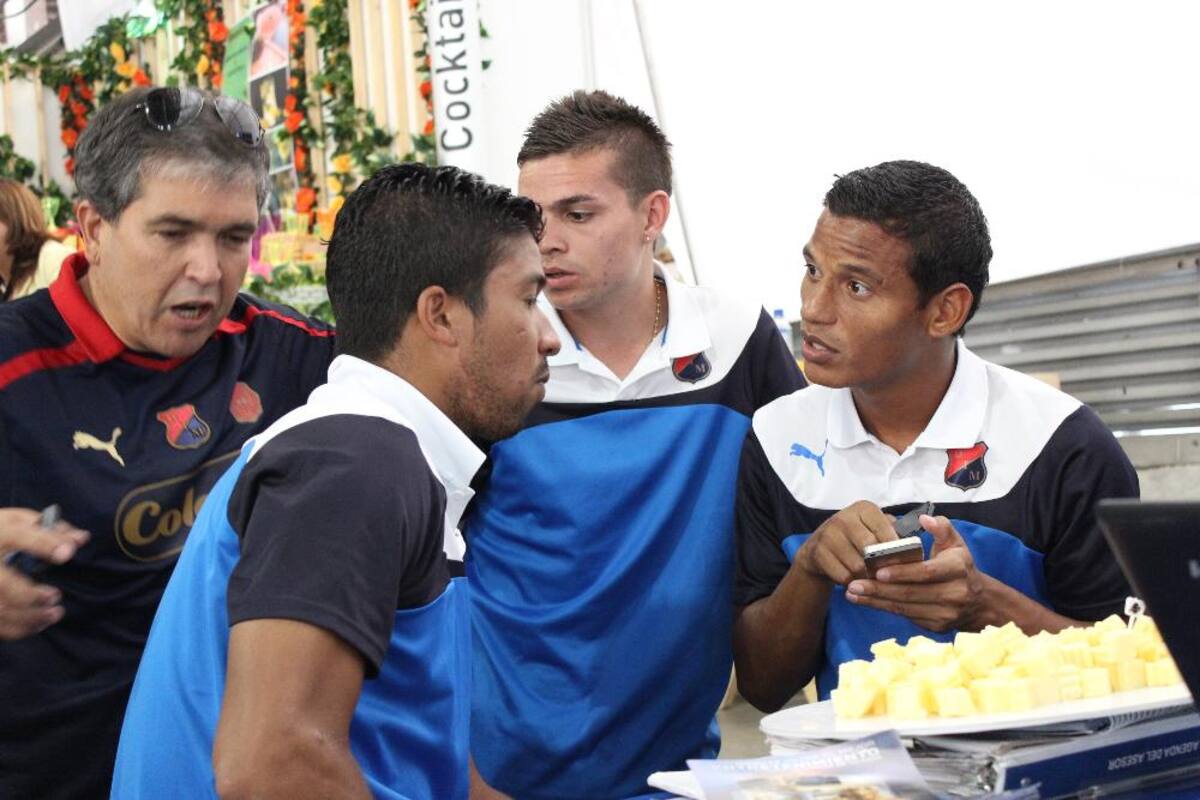 Cuerpo técnico y jugadores disfrutaron por igual de una mañana con fieles seguidores en Plaza Mayor Medellín.