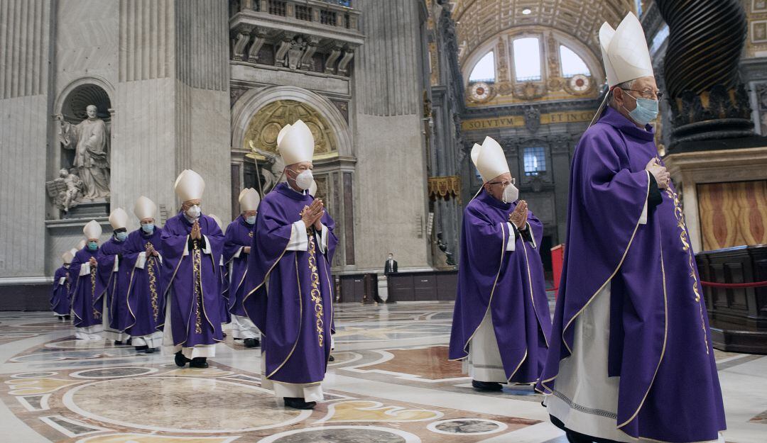 En El Vaticano, los cardenales asistieron a la celebración del miércoles de ceniza bajo todos los protocolos de bioseguridad.