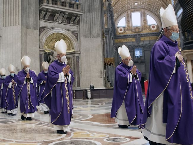 En El Vaticano, los cardenales asistieron a la celebración del miércoles de ceniza bajo todos los protocolos de bioseguridad. 