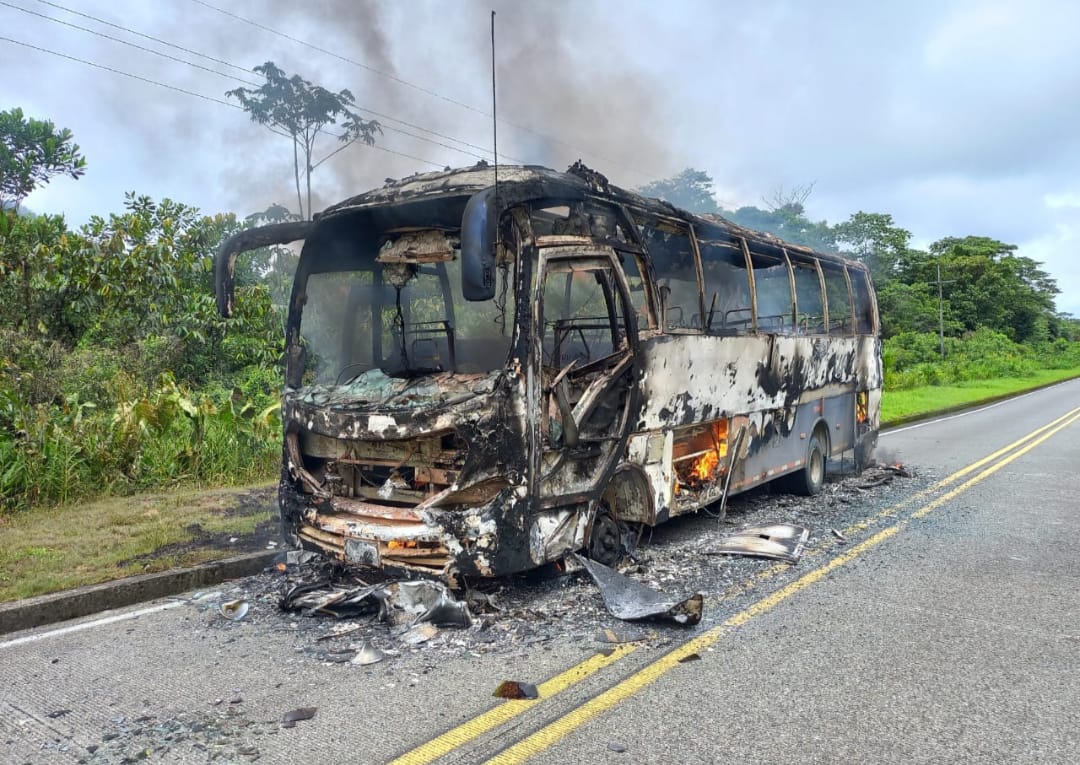 Bus incinerado en la vía Risaralda - Chocó - Imagen de archivo - Suministrada