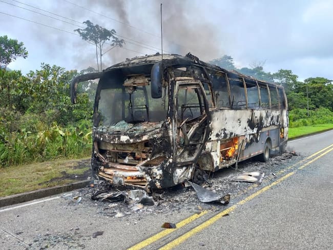 Bus incinerado en la vía Risaralda - Chocó - Imagen de archivo - Suministrada